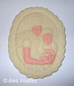 Jana Heimerová při malování marcipánu